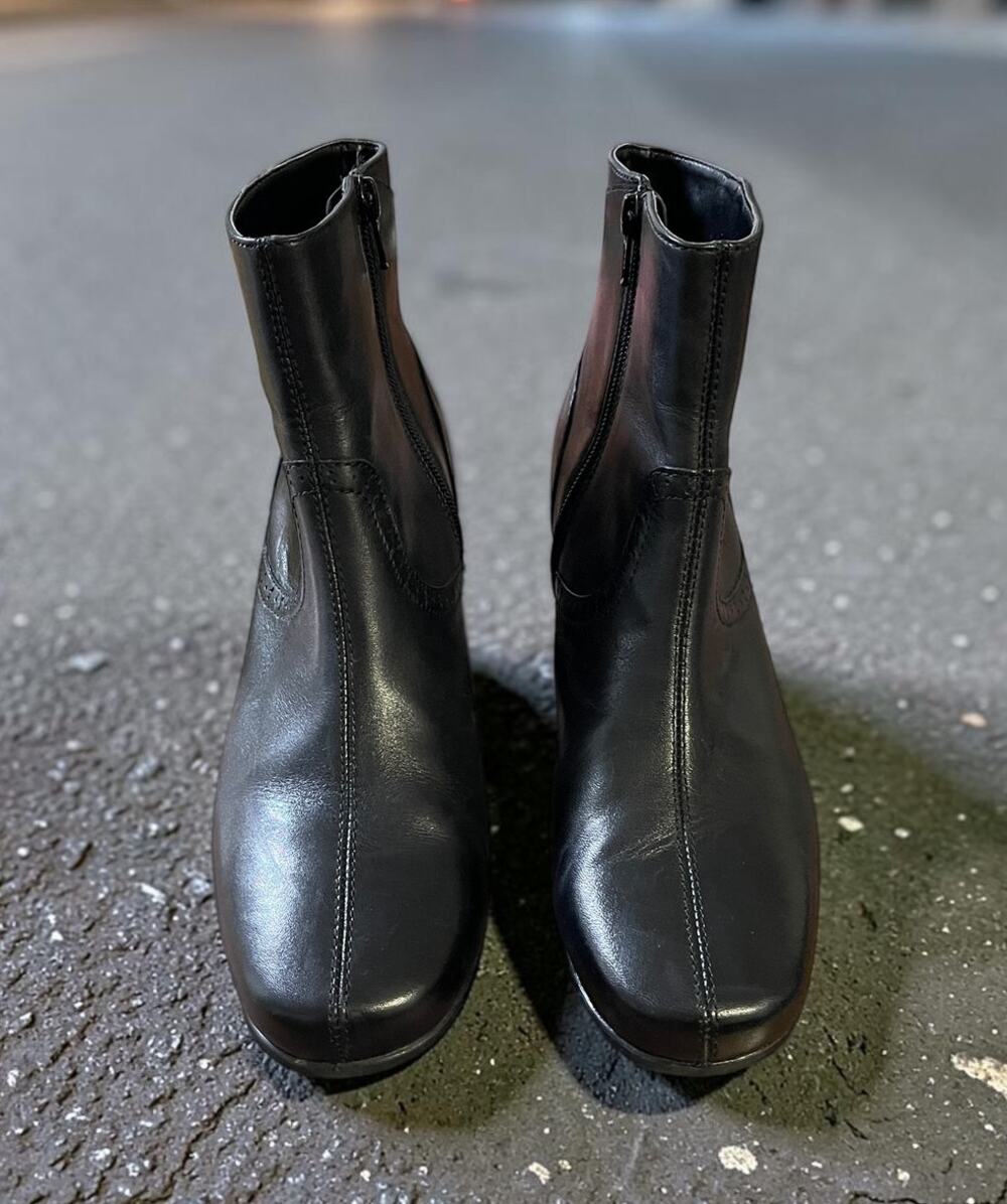 Clarks Black Leather short Boots Ankle Shoes Woman's Sze 8.5 Side Zipper Booties